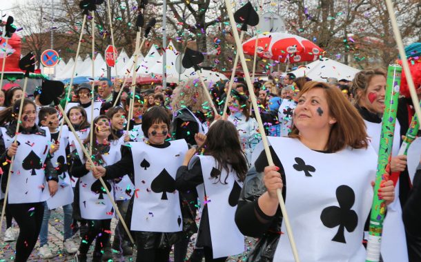multidão em barcelos para celebrar carnaval