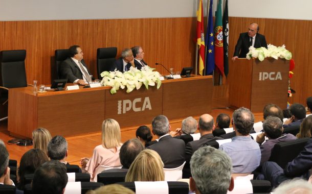 presidente da câmara presente na homenagem a jo...