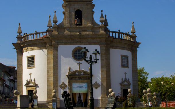 templo do senhor da cruz com portas novas