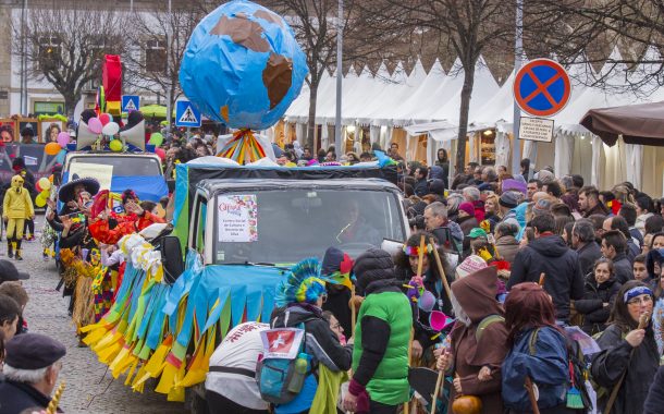 milhares de pessoas no carnaval popular de barc...