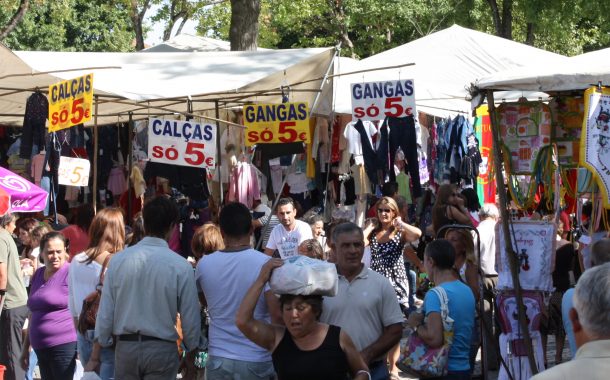 feira semanal realiza-se nos feriados de 1 e 8 ...