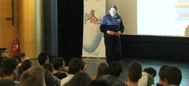 centenas de crianças e jovens participaram em p...