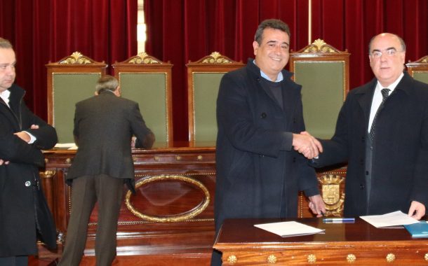câmara municipal assina contratos de desenvolvi...