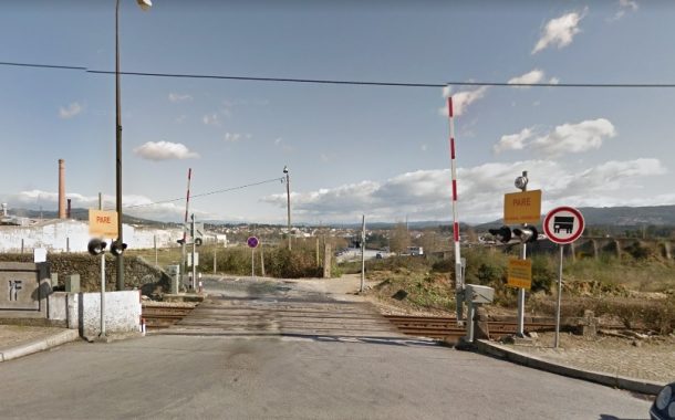 passagem de nível junto à estação fecha para obras