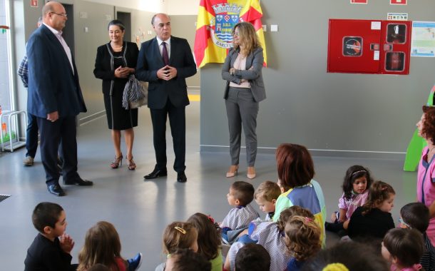 investimentos de 4 milhões de euros na educação...