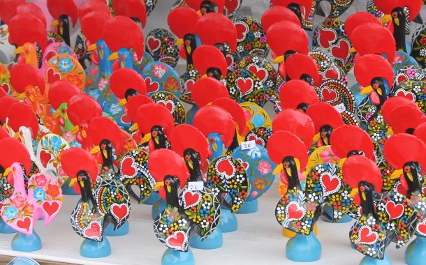 galo de barcelos no aeroporto francisco sá carn...