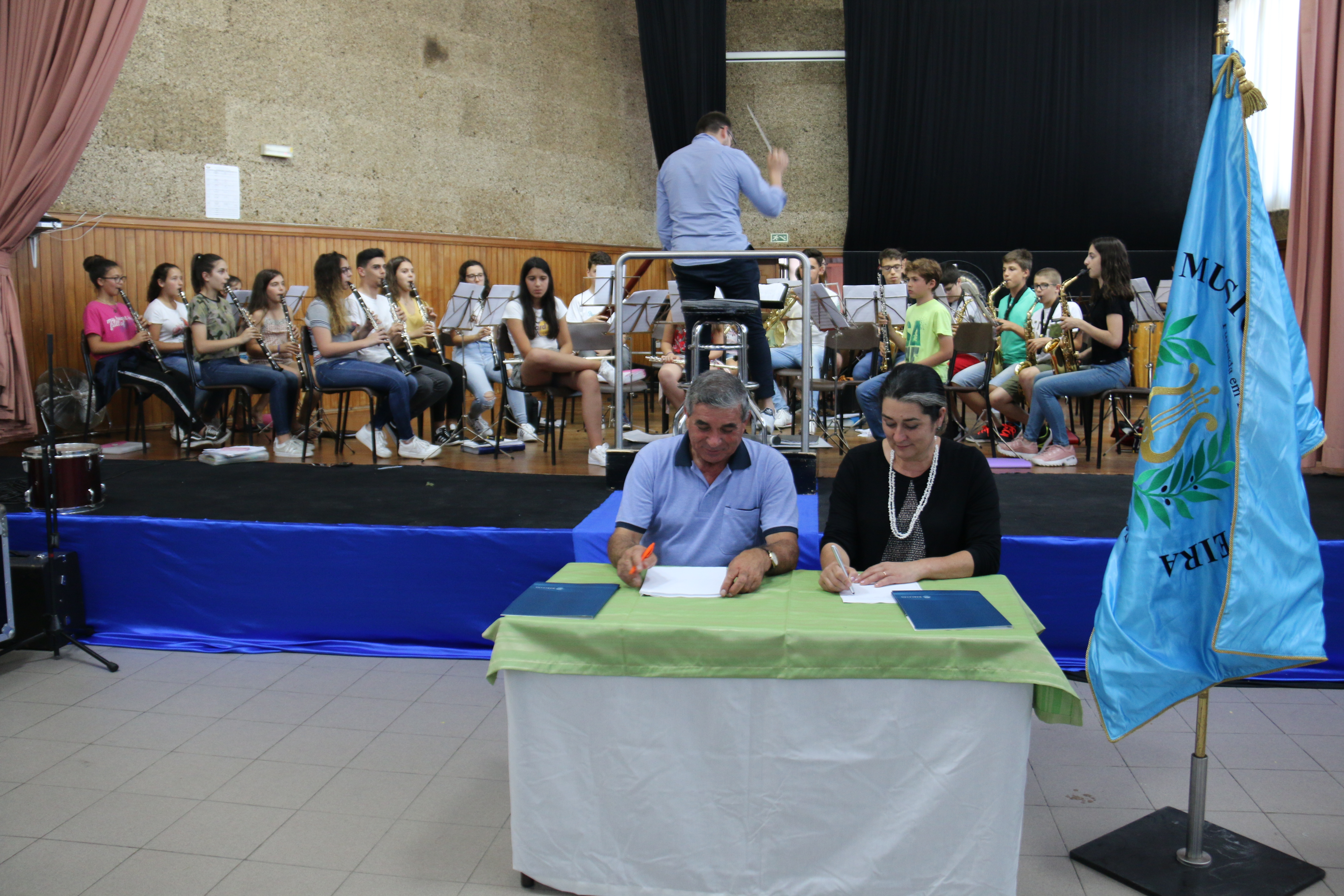 Presidente da Câmara em exercício assina protocolo com Banda Musical de Oliveira