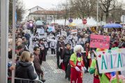 multidão em barcelos para assistir ao carnaval