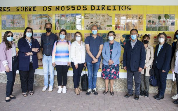 direitos das crianças em painel de azulejos no ...