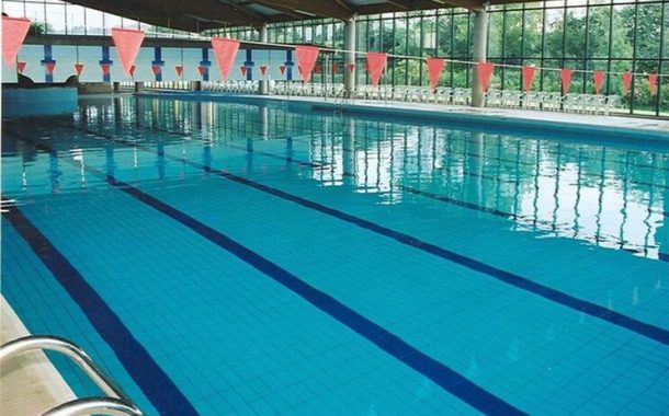 escola de natação das piscinas municipais certi...