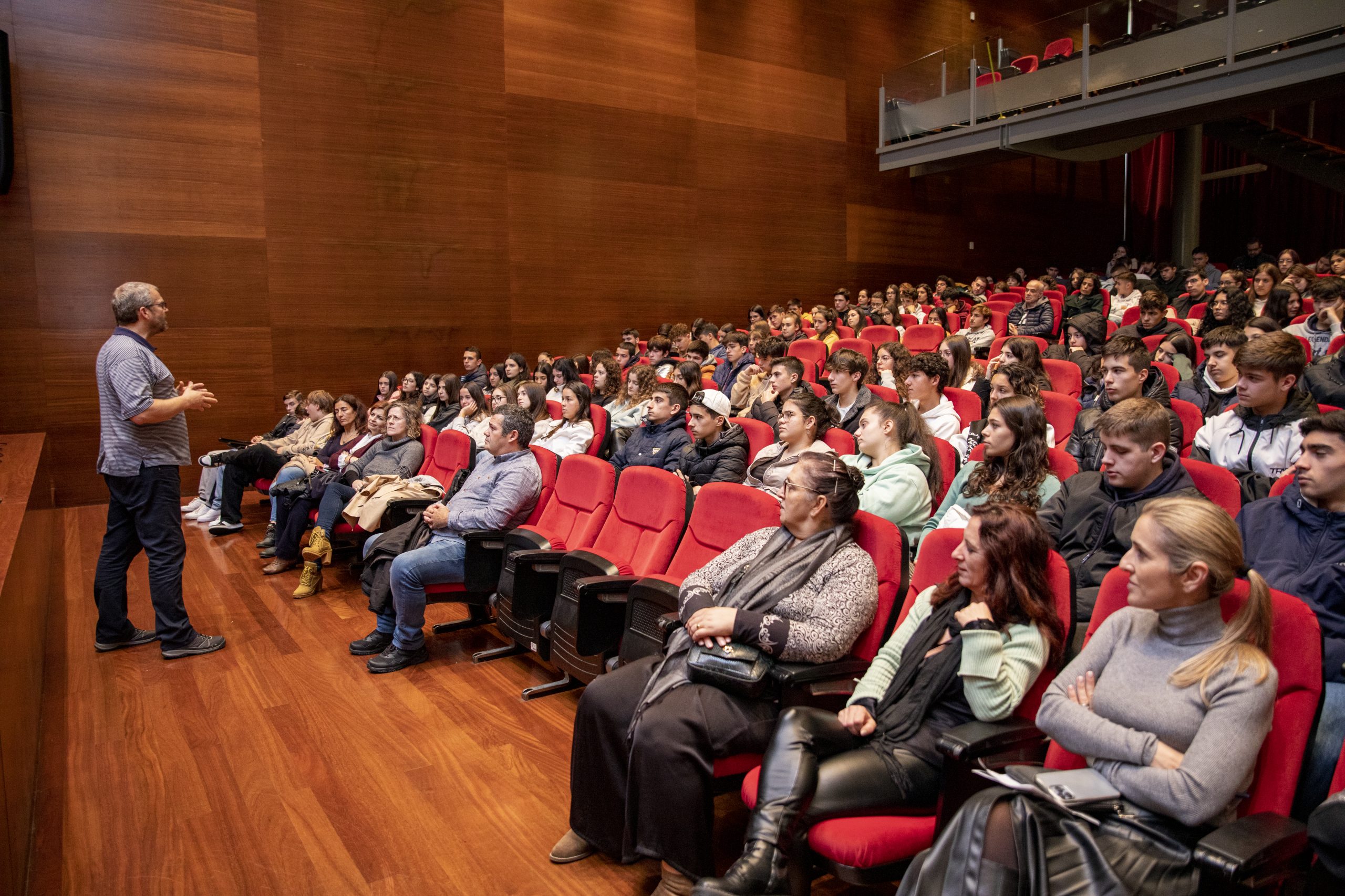 Conferência pelo professor Matos Paiva motiva alunos para a Ciência