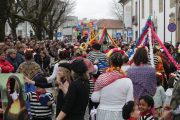 multidão em barcelos para celebrar o carnaval