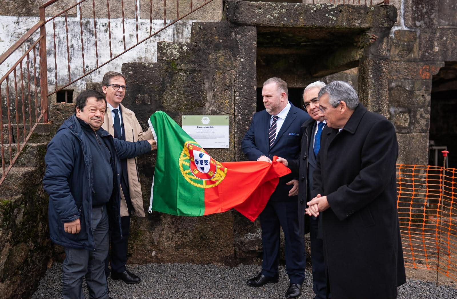 Presidente da Câmara no lançamento da primeira pedra da 2.ª fase das Casas da Aldeia